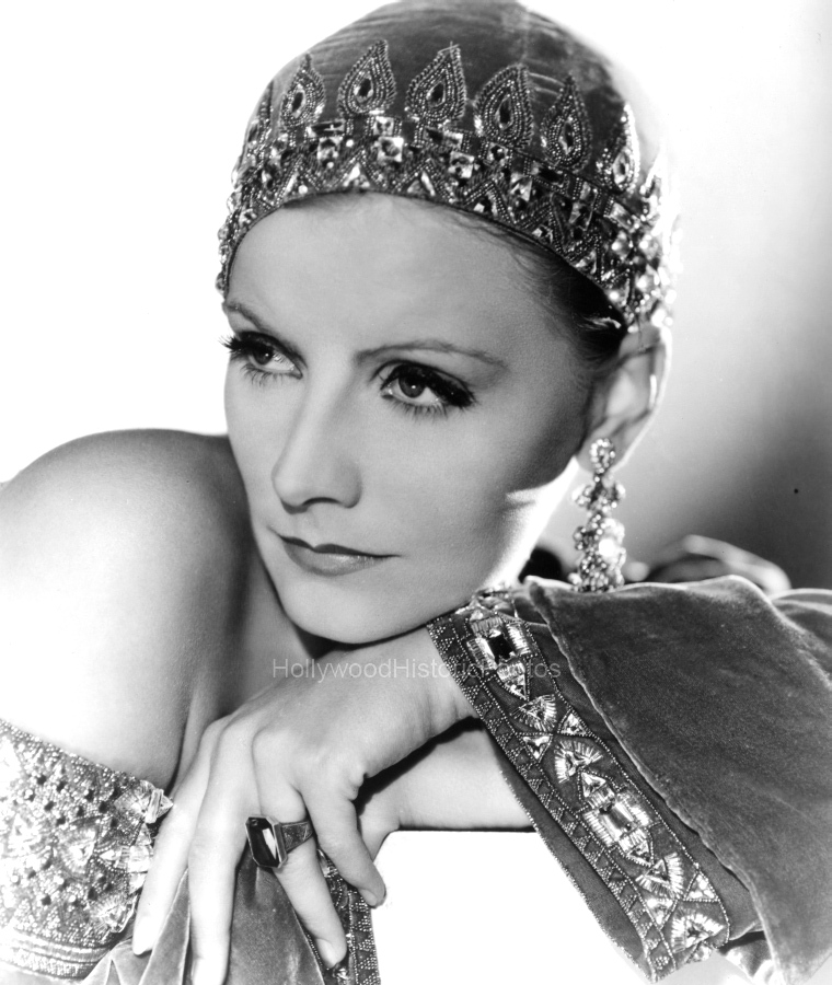 1931 Photo shoot Mata Hari wm.jpg